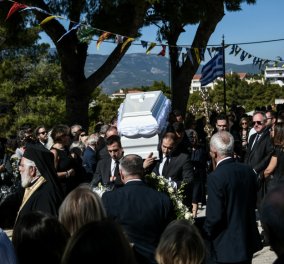 Πλήθος κόσμου στην κηδεία της Σοφίας Κοκοσαλάκη - Συντριβή & οδύνη στο "τελευταίο αντίο" στη διεθνή σχεδιάστρια (φώτο)
