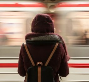 Σοκαριστικό βίντεο: Γυναίκα κοιτούσε το κινητό της & έπεσε στις ράγες του μετρό  