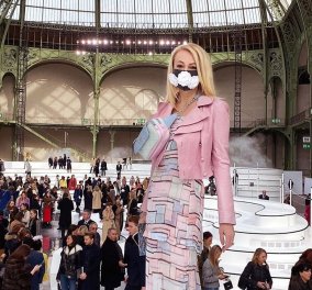 Με στιλ κατά του κορωνοϊού: Η παρουσιάστρια Yana Rudkovskaya φόρεσε μάσκα με λουλούδια & πήγε στην επίδειξη της Chanel (φωτό- βίντεο)