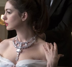 Η πραγματική ιστορία πίσω από το πολυτιμότερο κολιέ με διαμάντια του Cartier - Πως το φόρεσε η Anne Hathaway (φωτό)