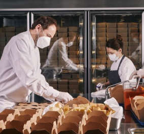 Πολυτελέστατο εστιατόριο με 3 αστέρια Michelin μετατράπηκε σε φιλανθρωπική κουζίνα – Εκατοντάδες πακέτα με φαγητό για φτωχούς (φωτό)
