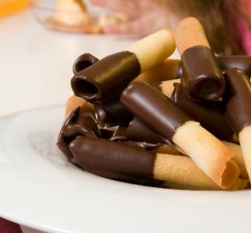 Ο Στέλιος Παρλιάρος μας φτιάχνει σπιτικά πουράκια με σοκολάτα που λιώνουν στο στόμα!