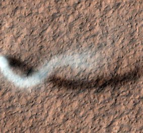 Ο πλανήτης Άρης μεγαλειώδης & εντυπωσιακός! Φωτό με χιονοστιβάδα που χάνεται σε ένα γιγάντιο σύννεφο σκόνης
