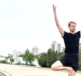 Αυτός είναι πρέσβης! Ο Σουηδός διπλωμάτης Joachim Bergström εντυπωσιάζει με όλες τις στάσεις yoga μπροστά σε εμβληματικά κτίρια της Πιονγιάνγκ (φωτό)