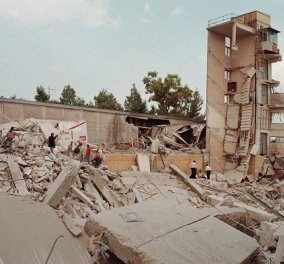 21 χρόνια από τον μεγάλο σεισμό της Αθήνας: Σπάνιες φωτογραφίες & τα πρωτοσέλιδα των εφημερίδων του 1999 για την τραγωδία