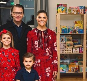 Ασορτί κόκκινα floral φορέματα η πριγκίπισσα Βικτώρια της Σουηδίας με την κόρη της- Σε "επίσημο black" στυλ οι άνδρες της οικογένειας (φωτό)