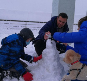 H ώρα του παιδιού για τον Αλέξη Τσίπρα και τους γιους του - Έφτιαξαν χιονάνθρωπο παρέα με το σκυλάκι τους (φωτό)