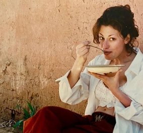 Η Δωροθέα Μερκούρη ταξιδιώτισσα: Στο Περού το 1997 τρώει σ’ένα πεζούλι- Ονειρευόταν πίτσα και βρήκε τον Giovanni (φωτό)