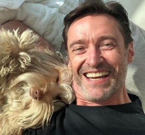 Ο Hugh Jackman αγκαλιά με τα σκυλιά του: Η τρομερή θέα στη θάλασσα και τα σχόλια για τα... μαλλιά του (φωτό)