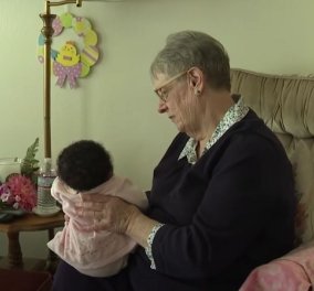 Top Woman η 78χρονη Linda Owens: Μεγάλωσε 81 παιδιά ως ανάδοχη μητέρα - Η ζωή με τα μωρά που τελικά αποχωρίζεται (βίντεο)