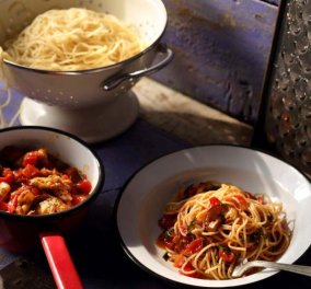Υπέροχη καλοκαιρινή μακαρονάδα από την Αργυρώ Μπαρμπαρίγου - Η διάσημη pasta alla norma από την Σικελία