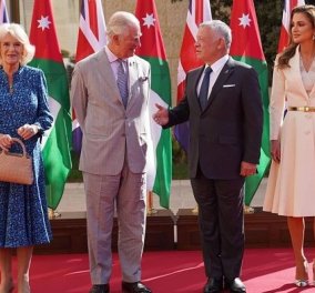 Στην Ιορδανία ο Κάρολος & η Καμίλα: Τα χρυσά αξεσουάρ της βασίλισσας Ράνιας, το απλό φόρεμα της Δούκισσας (φωτό & βίντεο)