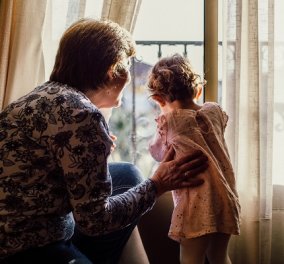 Συναισθηματική ενσυναίσθηση: Οι γιαγιάδες μπορεί να νιώσουν πιο δεμένες με τα εγγόνια, παρά με τα παιδιά τους 