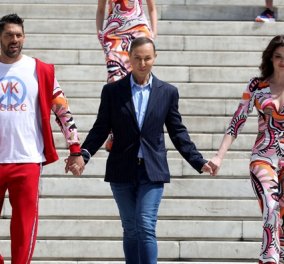 Ο Κωστέτσος μετέτρεψε το Σύνταγμα σε catwalk! Επίδειξη μόδας με Σπαλιάρα & μήνυμα για τον πόλεμο (φωτό & βίντεο)