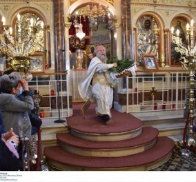 Χίος: Ο «Ιπτάμενος» ιερέας έστειλε το μήνυμα της Πρώτης Ανάστασης - δείτε φωτό και βίντεο