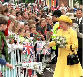 Βασίλισσα Ελισάβετ - Ετών 96 - 70 χρόνια στο θρόνο: Η Αγγλία γιορτάζει - Όλες οι προετοιμασίες για τις 4ήμερες εκδηλώσεις (βίντεο - φωτό)