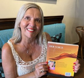 Βαρβάρα Αθανασίου Ιωάννου, η Ελληνίδα της Αυστραλίας που δίνει «φωνή» σε 42 γυναίκες με το βιβλίο της (φωτό)