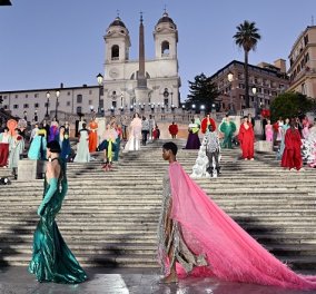 Ο Valentino παρουσίασε τη νέα κολεξιόν του στην εμβληματική Piazza di Spagna της Ρώμης - εκεί που ξεκίνησαν όλα (φωτό & βίντεο)