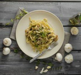 Δημήτρης Σκαρμούτσος: Πεντανόστιμα ζυμαρικά fettuccine με μανιτάρια κι ελαιόλαδο - Μια συνταγή που θα λατρέψετε!
