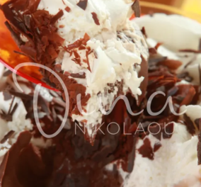 Ντίνα Νικολάου: Προφιτερόλ με σάλτσα σοκολάτας και παγωτό - Ένα διαχρονικό επιδόρπιο που παραμένει επίκαιρο όσο υπάρχουν λάτρεις της σοκολάτας