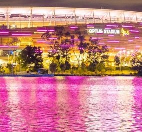 Ολίβια Νιούτον Τζον: Κτίρια της Αυστραλίας «ντύνονται στα ροζ» για να τιμήσουν τη μνήμη της