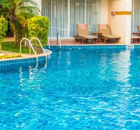 Κρήτη: Πανικός σε ξενοδοχείο - Έριξαν υδροχλωρικό οξύ αντί για χλώριο στην πισίνα - επέμβαση ανδρών της ΕΜΑΚ λόγω τοξικού νέφους(φωτό)
