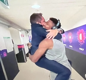 Ευρωμπάσκετ: Επικός πανηγυρισμός του προπονητή της Ιταλίας...πήδηξε στην αγκαλιά του Γιάννη Αντετοκούνμπο-Δείτε το βίντεο