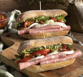 Άκης Πετρετζίκης: Νοστιμότατο Ciabatta sandwich με καραμελωμένα λαχανικά - Μπορείτε να το πάρετε μαζί σας στην δουλειά 