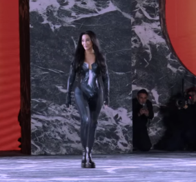 Η Cher έκλεψε την παράσταση στην επίδειξη μόδας του Balmain στο Παρίσι - H φουτουριστική φόρμα που φόρεσε (φωτό - βίντεο)