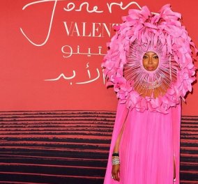 Φτερά & πούπουλα: Η Naomi Campbell στο Κατάρ με φούξια τουαλέτα και πελώριο headpiece - Ποιες άλλες διάσημες ήταν εκεί (φωτό)