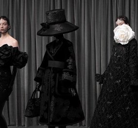 Οι 3 κορυφαίες στιγμές στη μόδα του 2022: Το σπρέι που έγινε φόρεμα επί σκηνής, τα μαυροντυμένα μοντέλα στη μνήμη της βασίλισσας Ελισάβετ (φωτό & βίντεο)