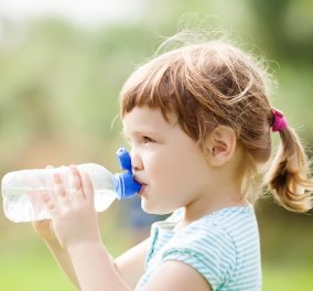 Τι να κάνετε εάν το παιδί σας δεν πίνει αρκετό νερό; Μην ξεχνάτε ότι μιμούνται τις συνήθειες και τις συμπεριφορές μας