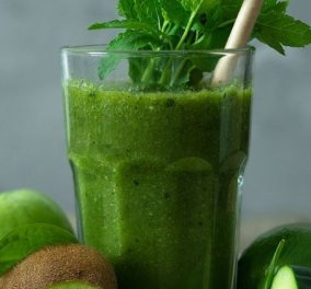 Πράσινο smoothie: Άκρως θρεπτικό & πλούσιο σε βιταμίνες, μέταλλα & ιχνοστοιχεία - Θα γίνει η καθημερινή σας πρωινή συνήθεια