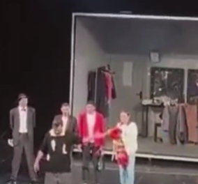 Σοκαριστικό βίντεο: Ρώσος ηθοποιός έκοψε τις φλέβες του άνω στην σκηνή - Έπαθαν σοκ οι θεατές 