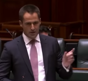 Aυστραλία: «Πιστεύω ότι θα πρέπει να παντρευτούμε» - Βουλευτής έκανε πρόταση γάμου από το βήμα του κοινοβουλίου