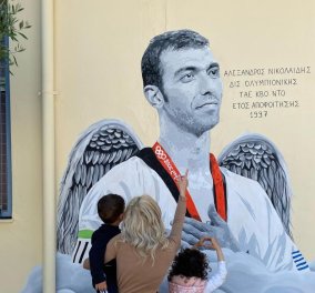Αλέξανδρος Νικολαΐδης: Έγινε γκράφιτι με... φτερά αγγέλου! - Η συγκινητική φωτογραφία της συζύγου του με τα παιδιά τους (βίντεο)