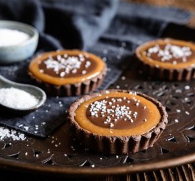 Δημήτρης Σκαρμούτσος: Πεντανόστιμα σοκολατένια ταρτάκια με κρέμα σοκολάτας και θαλασσινό αλάτι - Το απόλυτο επιδόρπιο!