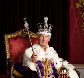 Τι δείχνουν τα επίσημα πορτρέτα της βασιλικής οικογένειας - Η νέα «αδυνατισμένη» μοναρχία & ο βασιλιάς που ξέρει τι του γίνεται (φωτό)