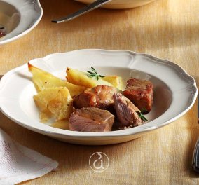 Η Αργυρώ Μπαρμπαρίγου μας ετοιμάζει: Μαριναρισμένο χοιρινό στη γάστρα με πατάτες - ιδέα για το κυριακάτικο τραπέζι