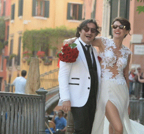 Βασίλης Χαραλαμπόπουλος – Λίνα Πρίντζου: Οι αδημοσίευτες φωτογραφίες από τον γάμο τους στη Βενετία - To εντυπωσιακό φόρεμα της νύφης 