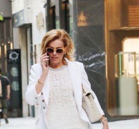 Ευγενία Μανωλίδου: Με total white look στο κέντρο της Αθήνας - Η chic εμφάνιση που μας εντυπωσίασε (φωτό)