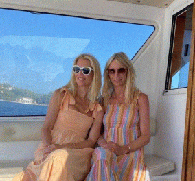 Στις Σπέτσες & πάλι η Κλόντια Σίφερ που αγαπάει την Ελλάδα- τα υπέροχα καλοκαιρινά φορέματά της πάνω στο σκάφος - Παρέα με την φίλη της (φωτό)