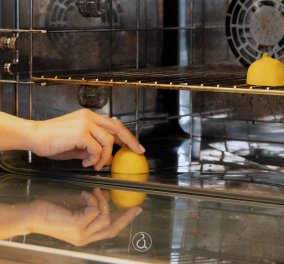 Η Αργυρώ Μπαμπαρίγου μας συμβουλεύει: Πώς να καθαρίσω το φούρνο με λεμόνι από υπολείμματα βρωμιάς και ξεραμένα λίπη
