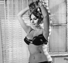 Vintage pic: Η Σοφία Λόρεν ποζάρει ανέμελη με μαύρα lingerie - «Προτιμώ να φάω ζυμαρικά & να πίνω κρασί παρά να είμαι νούμερο 0» (φωτό)