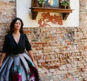 Η Δωροθέα Μερκούρη στέλνει τις ευχές της από τη Βενετία - Το συγκλονιστικό outfit που υπογράφει ο δικός μας, Βασίλης Ζούλιας (φωτό)