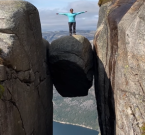 Ατρόμητη influencer στέκεται στη μέση ενός γκρεμού! Ένας βράχος την κρατάει από πτώση στο κενό (βίντεο)