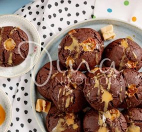 Η Ντίνα Νικολάου μας φτιάχνει: Cookies σοκολάτας με καραμέλες γάλακτος - Τα παίρνετε μαζί σας παντού!