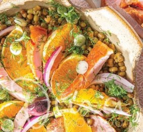 Ντίνα Νικολάου: Σαλάτα με ροβίτσα, πορτοκάλι, κρεμμύδι και σύγκλινο - Ένα ιδιαίτερο πιάτο που θα λατρέψετε