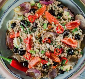 Ντίνα Νικολάου: Σαλάτα με φαγόπυρο, μύρτιλα και καραμελωμένο κρεμμύδι - Χρώμα & γεύση σε ένα χορταστικό πιάτο