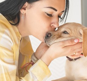 Ρωτήσατε τον σκύλο σας αν θέλει τα «φιλιά»; Ας μάθουμε λοιπόν πως πρέπει να του δίνουμε  φιλάκια